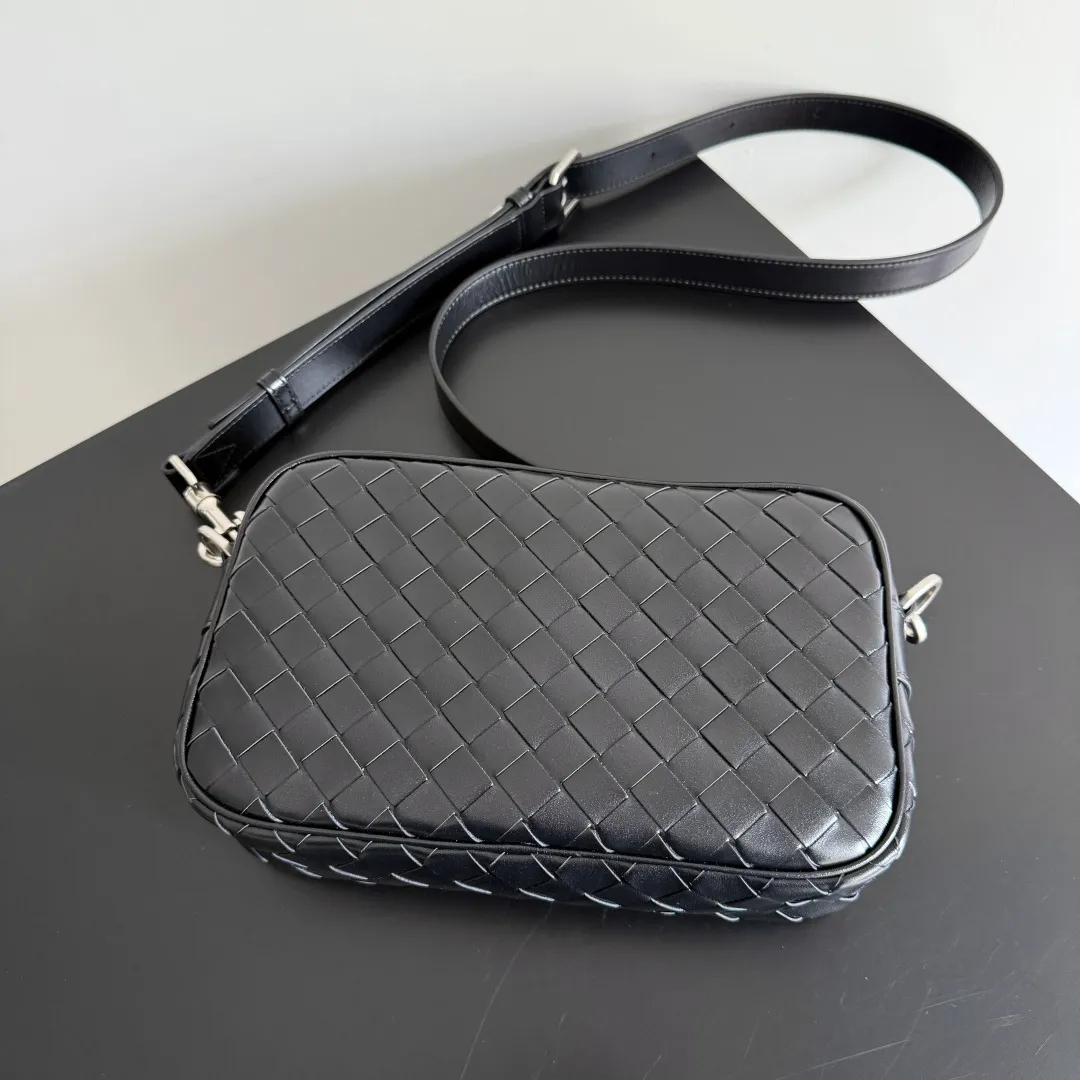 Batch 1820 BOTTEGA VENETA small INTRECCIATO woven camera bag This bv classic camera bag is a further evolution of classic woven technology, combining practicality and fashion, perfectly meeting multi-purpose needs! Classic leather handmade. Lightweight and large capacity. The shoulder strap is removable and adjustable. In addition to being worn cross-body, it can also be placed in the suitcase as a toiletry bag. It is very convenient for daily storage and classification. It also has hanging accessories to show your personality. No matter how complicated the world is, as long as you have a bag with you, everything will become better. Style number: 755923 Size: 24.5*15*6cm